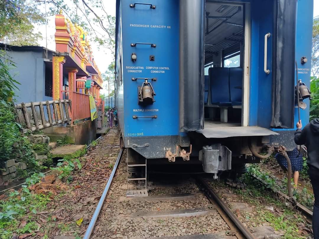 උඩරට මාර්ගයේ දුම්රිය ධාවනයට බාධා (ඡායාරූප) 4 WhatsApp Image 2023 12 21 at 8.18.06 AM 1