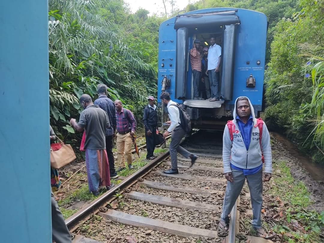 උඩරට මාර්ගයේ දුම්රිය ධාවනයට බාධා (ඡායාරූප) 2 WhatsApp Image 2023 12 21 at 8.18.07 AM 1 1