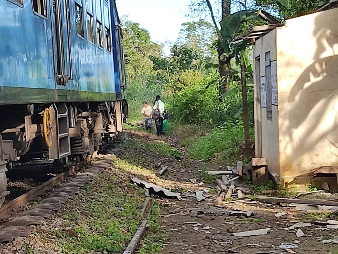 උඩරට මාර්ගයේ දුම්රිය ධාවනයට බාධා (ඡායාරූප) 3 WhatsApp Image 2023 12 21 at 8.18.07 AM