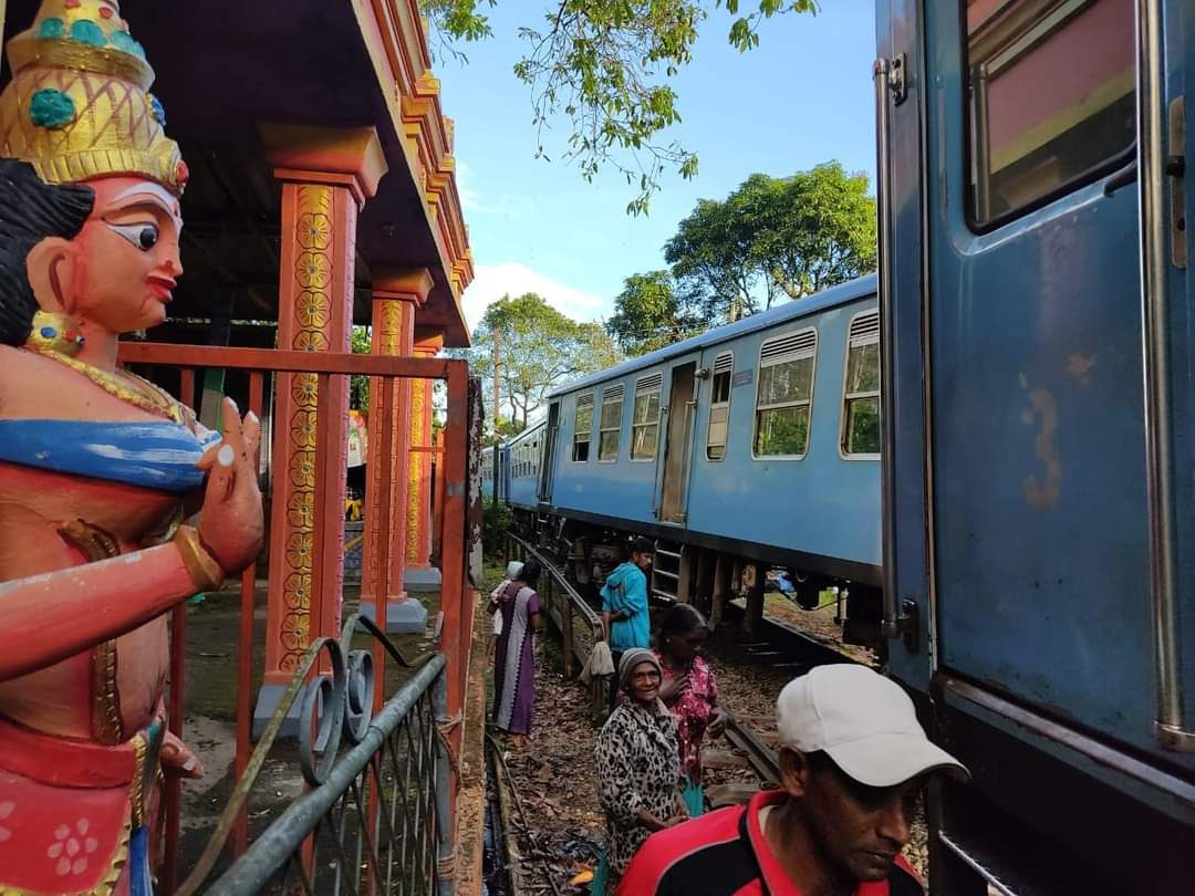 උඩරට මාර්ගයේ දුම්රිය ධාවනයට බාධා (ඡායාරූප) 1 WhatsApp Image 2023 12 21 at 8.18.08 AM 1