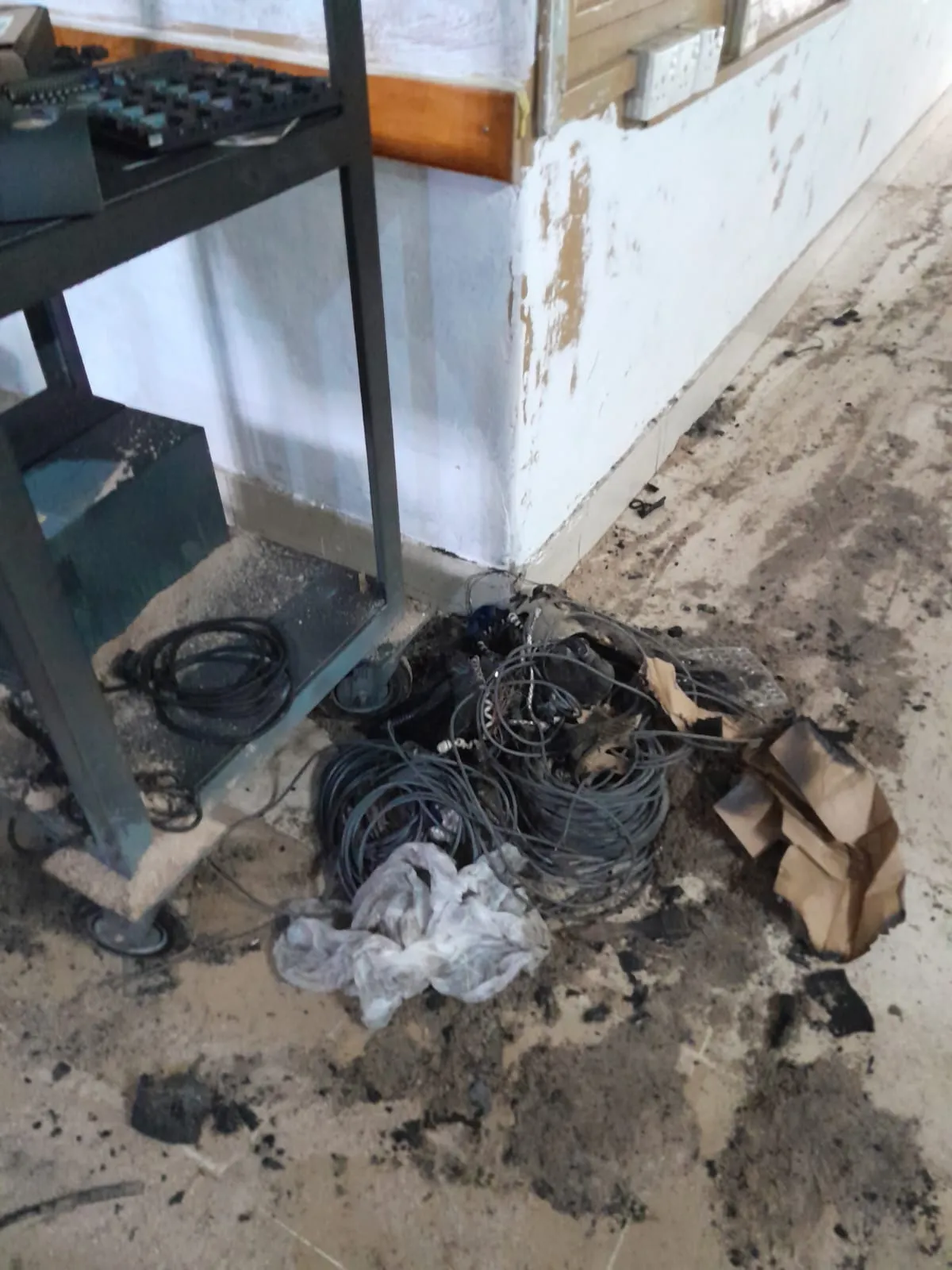 අවිස්සාවේල්ල රෝහලේ දුරකථන අංශයේ හදිසි ගින්නක් (ඡායාරූප) 2 WhatsApp Image 2023 12 25 at 8.56.57 AM 1