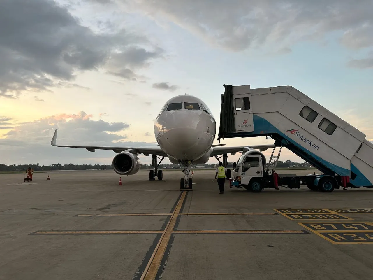 ශ්රී ලංකන් ගුවන් සේවයට නව ගුවන් යානයක් 4 WhatsAppYS xlka .jka fiajhg kj .jka hdkhla 4