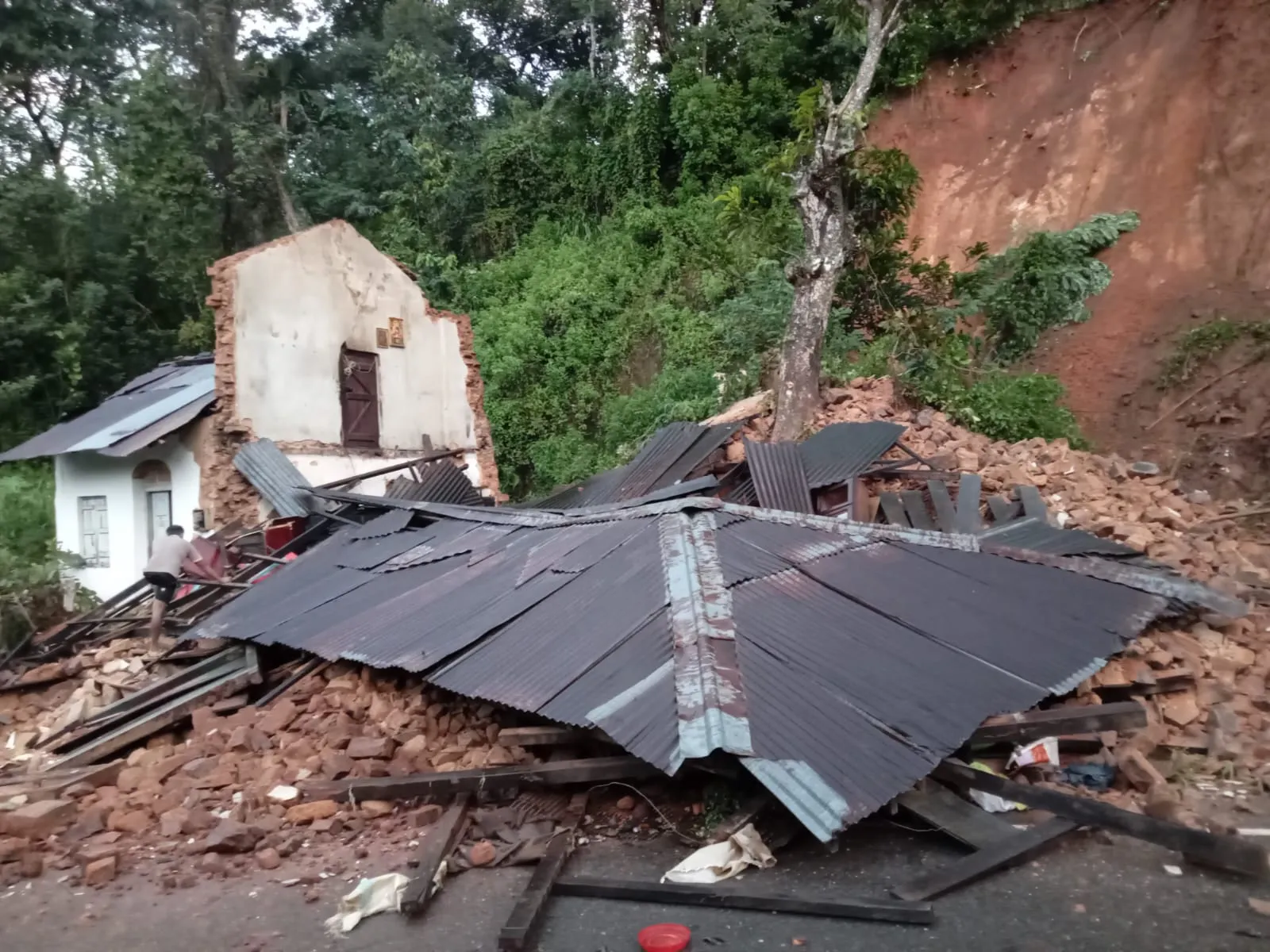 හල්දුම්මුලේ නාය යාමක් - තුවාල ලැබූ පුද්ගලයෙක් රෝහලට 4 image 2