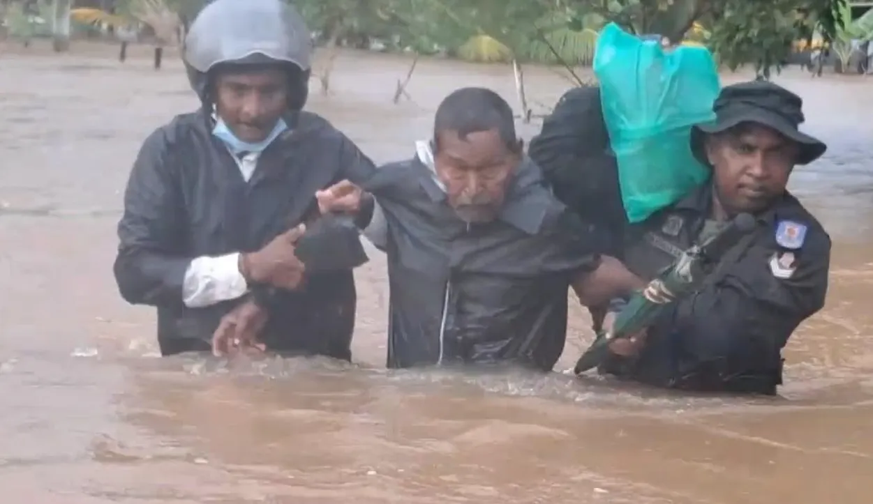 වතුරෙන් යටවූ ගමක් බේරාගන්නට බාධක නොතකා කැපවූ හමුදා නිලධාරීන් 2 image 3