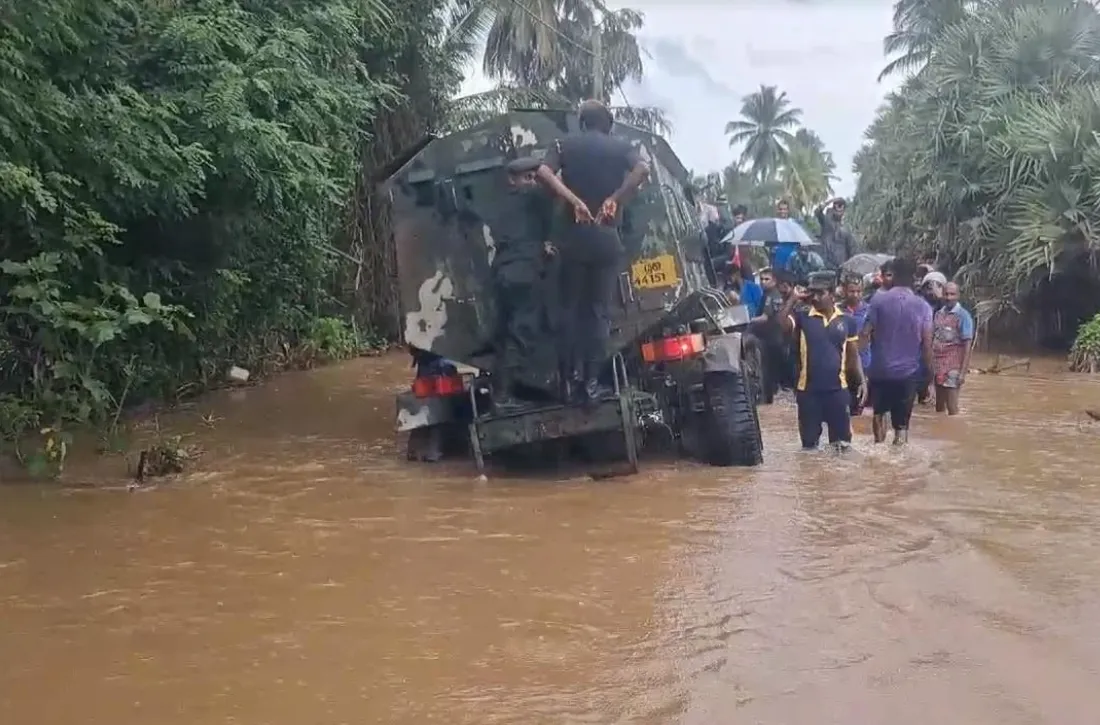 වතුරෙන් යටවූ ගමක් බේරාගන්නට බාධක නොතකා කැපවූ හමුදා නිලධාරීන් 4 image 4