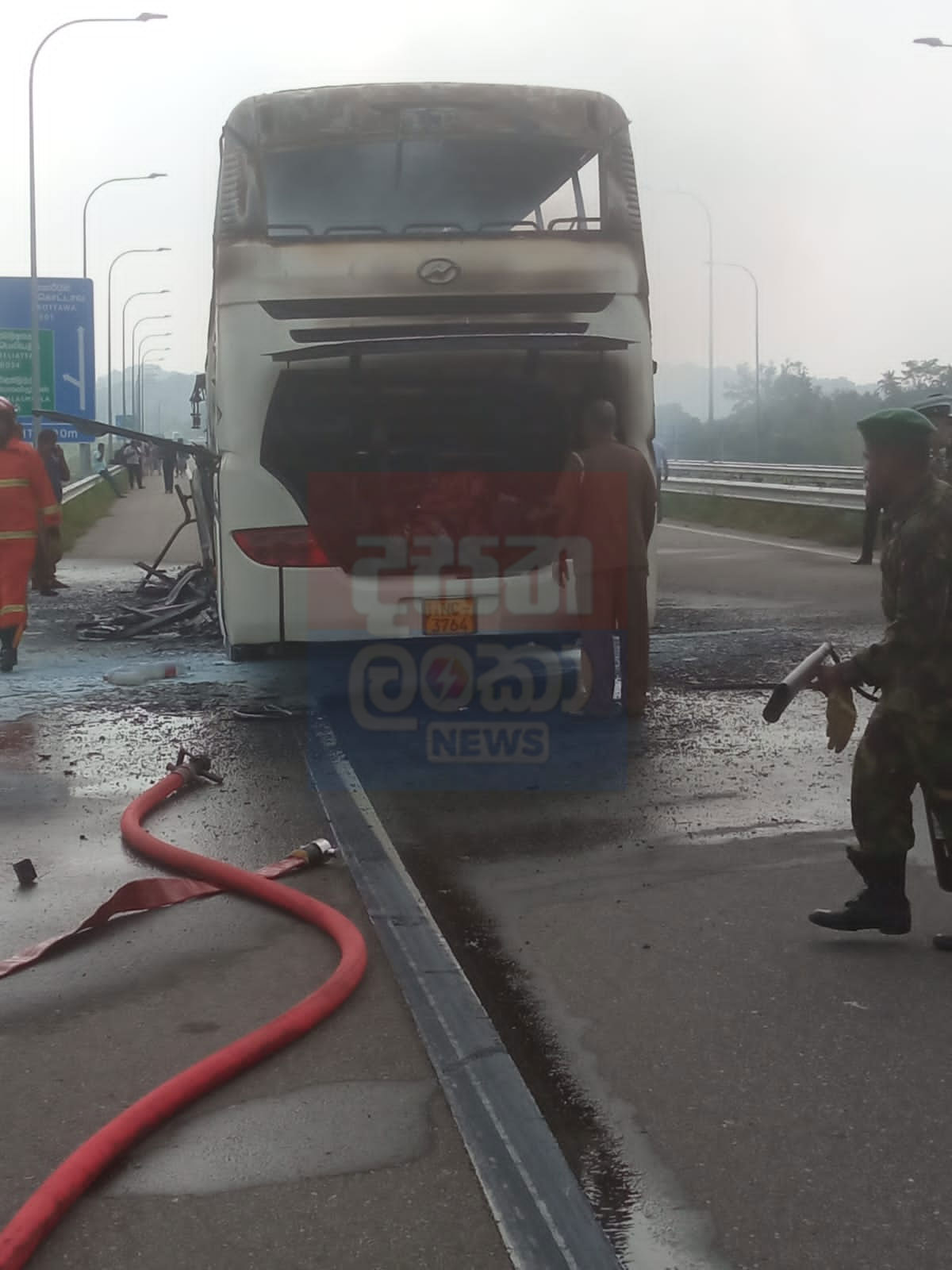 දක්ෂිණ අධිවේගී මාර්ගයේ සැප බස්රථයක් ගිනිගනී (ඡායාරූප) 1 1 2