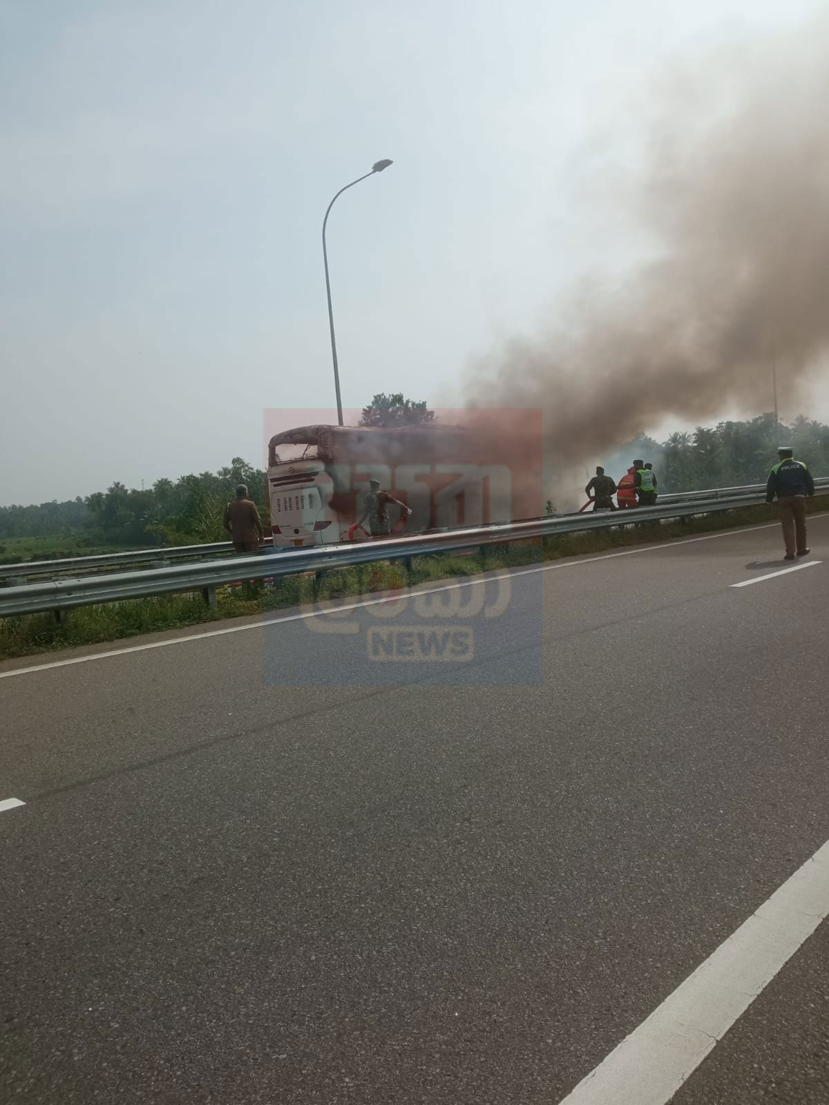 දක්ෂිණ අධිවේගී මාර්ගයේ සැප බස්රථයක් ගිනිගනී (ඡායාරූප) 4 4 1