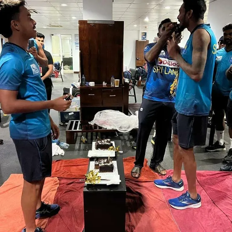 ජයග්රහණයේ සතුටත් සමඟ උපන්දින දෙකක් එකට සැමරූ ශ්රී ලංකා ක්රීඩකයෝ (ඡායාරූප) 1 419218652 755900083075052 6077954172573581593 n