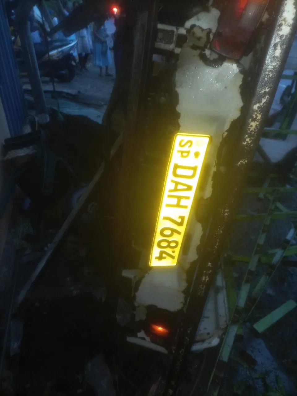 ලොරි රථයක් නිවසකට කඩා වැදී 06 හැවිරිදි දරුවෙක් මරු වැළඳගනී (ඡායාරූප) 1 thhiniyawala accident child death 2 2