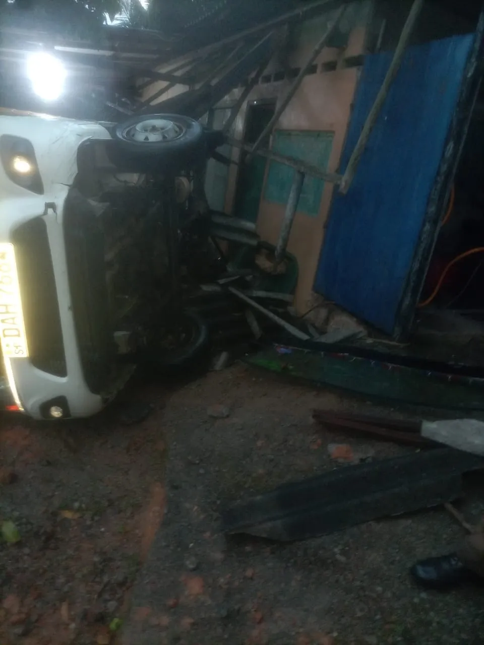 ලොරි රථයක් නිවසකට කඩා වැදී 06 හැවිරිදි දරුවෙක් මරු වැළඳගනී (ඡායාරූප) 2 thhiniyawala accident child death 3 1