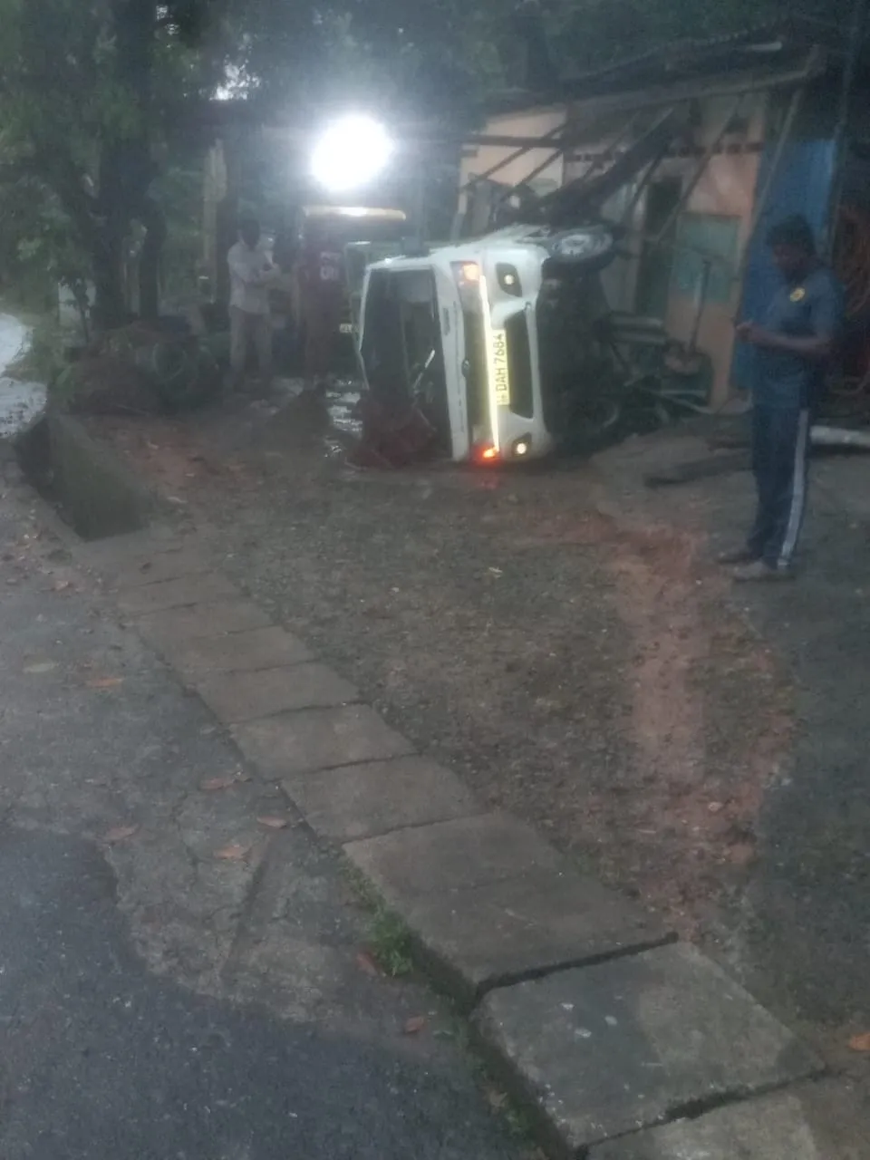 ලොරි රථයක් නිවසකට කඩා වැදී 06 හැවිරිදි දරුවෙක් මරු වැළඳගනී (ඡායාරූප) 3 thhiniyawala accident child death 4 2