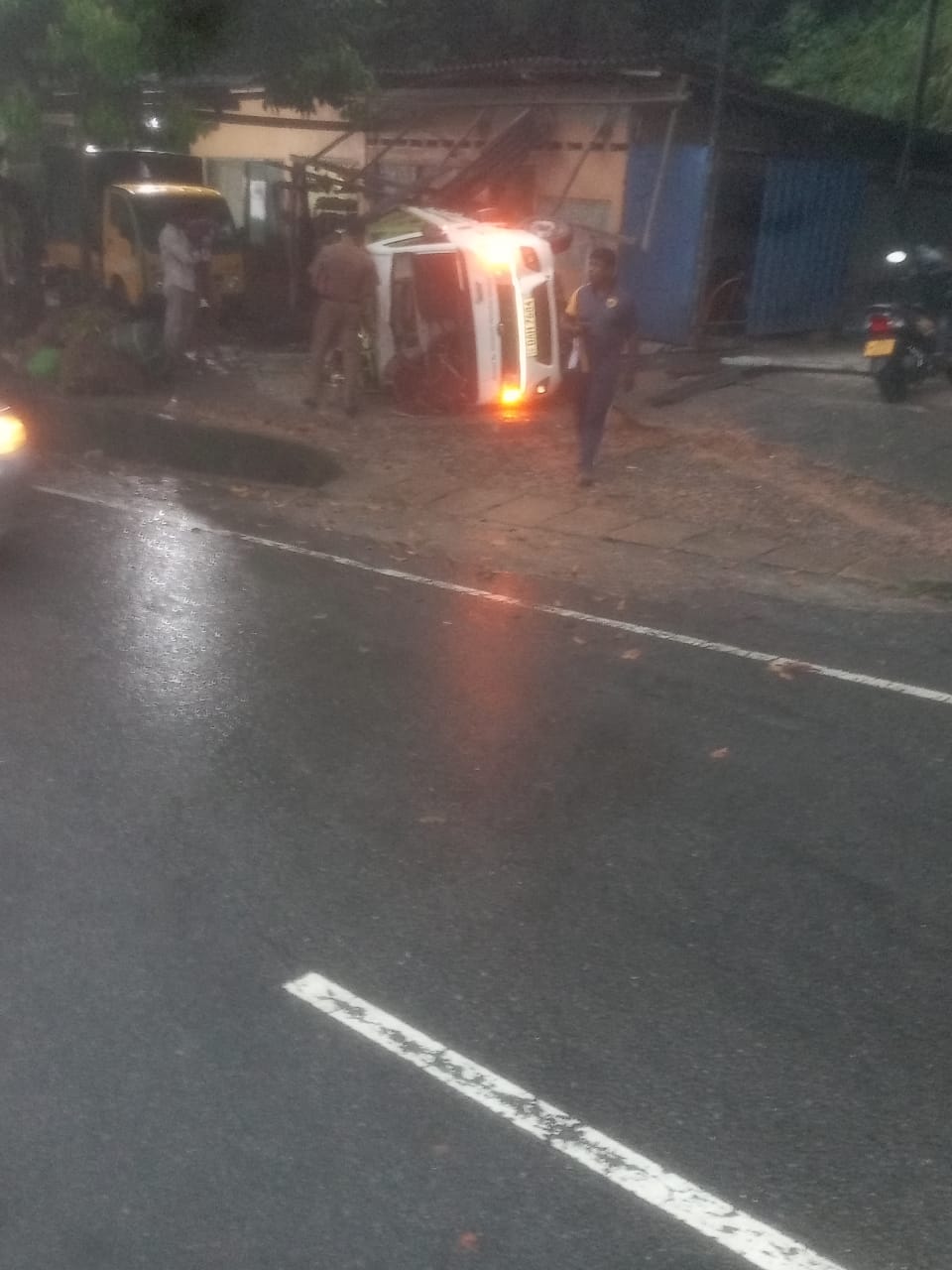 ලොරි රථයක් නිවසකට කඩා වැදී 06 හැවිරිදි දරුවෙක් මරු වැළඳගනී (ඡායාරූප) 4 thhiniyawala accident child death 5