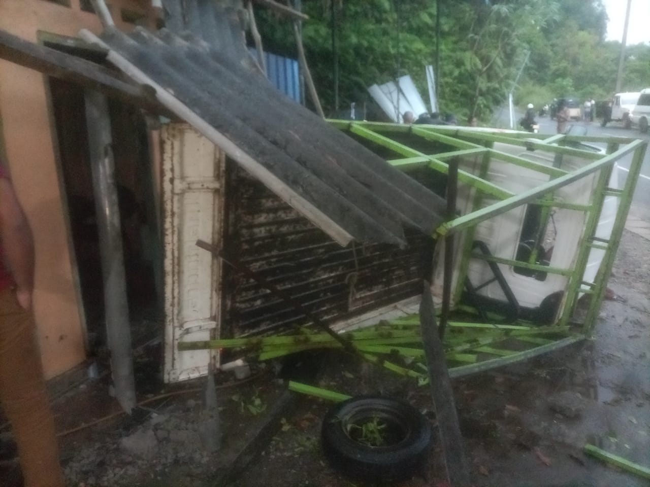 ලොරි රථයක් නිවසකට කඩා වැදී 06 හැවිරිදි දරුවෙක් මරු වැළඳගනී (ඡායාරූප) 5 thhiniyawala accident child death 6