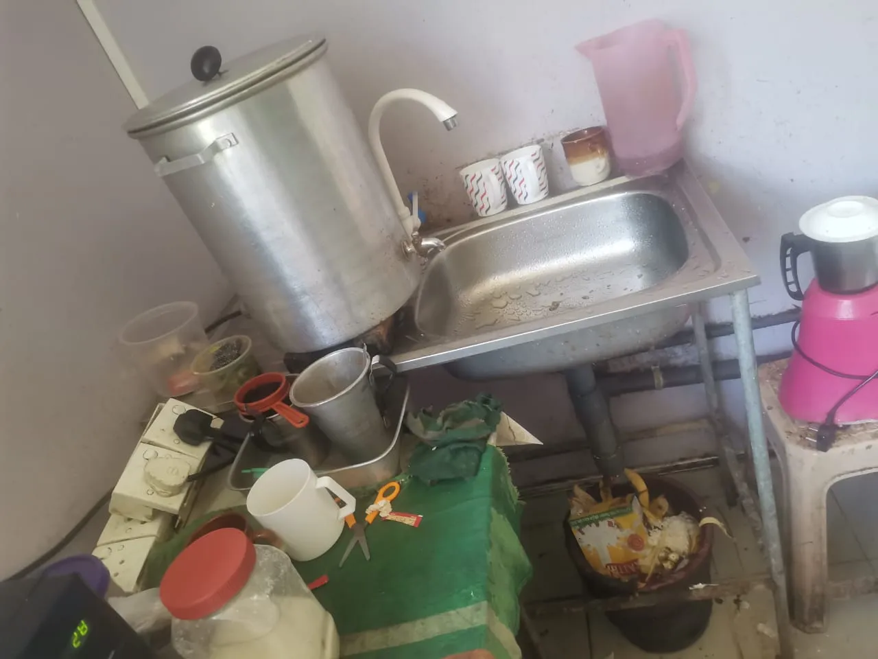 නුවරඑළිය මහ රෝහලේ වෛද්යවරුන්ගේ අපිරිසිදු ආපනශාලාව වසා දැමීමට නියෝගයක් (ඡායාරූප) 6 01 1 2