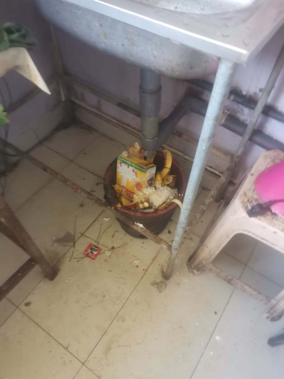 නුවරඑළිය මහ රෝහලේ වෛද්යවරුන්ගේ අපිරිසිදු ආපනශාලාව වසා දැමීමට නියෝගයක් (ඡායාරූප) 4 01 4