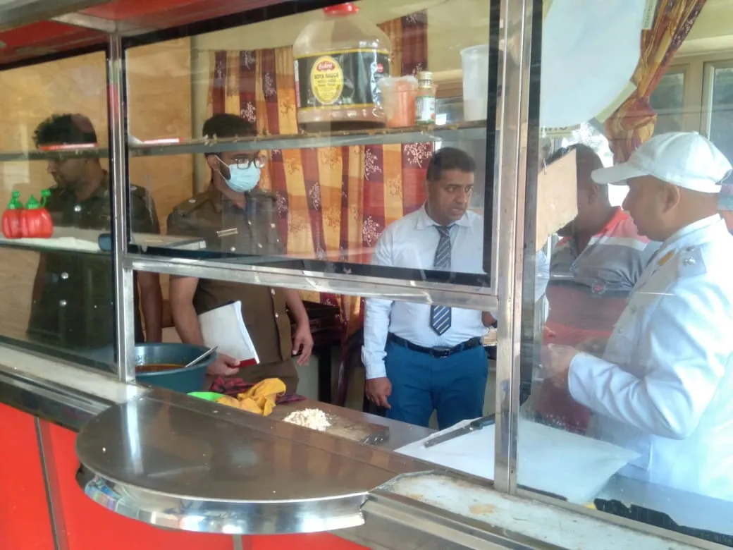 නුවරඑළිය මහ රෝහලේ වෛද්යවරුන්ගේ අපිරිසිදු ආපනශාලාව වසා දැමීමට නියෝගයක් (ඡායාරූප) 2 01 7