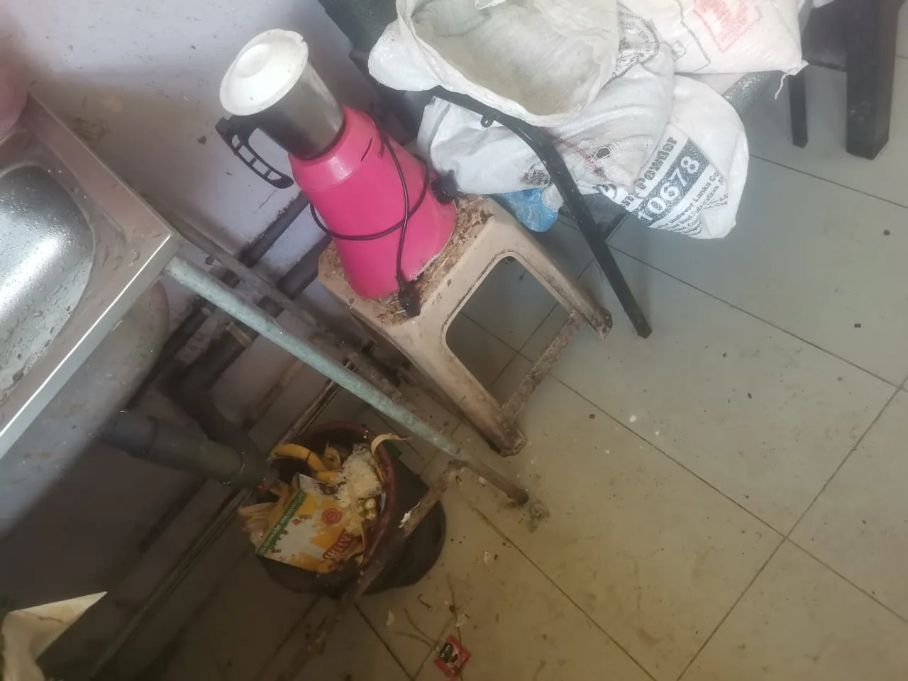 නුවරඑළිය මහ රෝහලේ වෛද්යවරුන්ගේ අපිරිසිදු ආපනශාලාව වසා දැමීමට නියෝගයක් (ඡායාරූප) 1 01 8