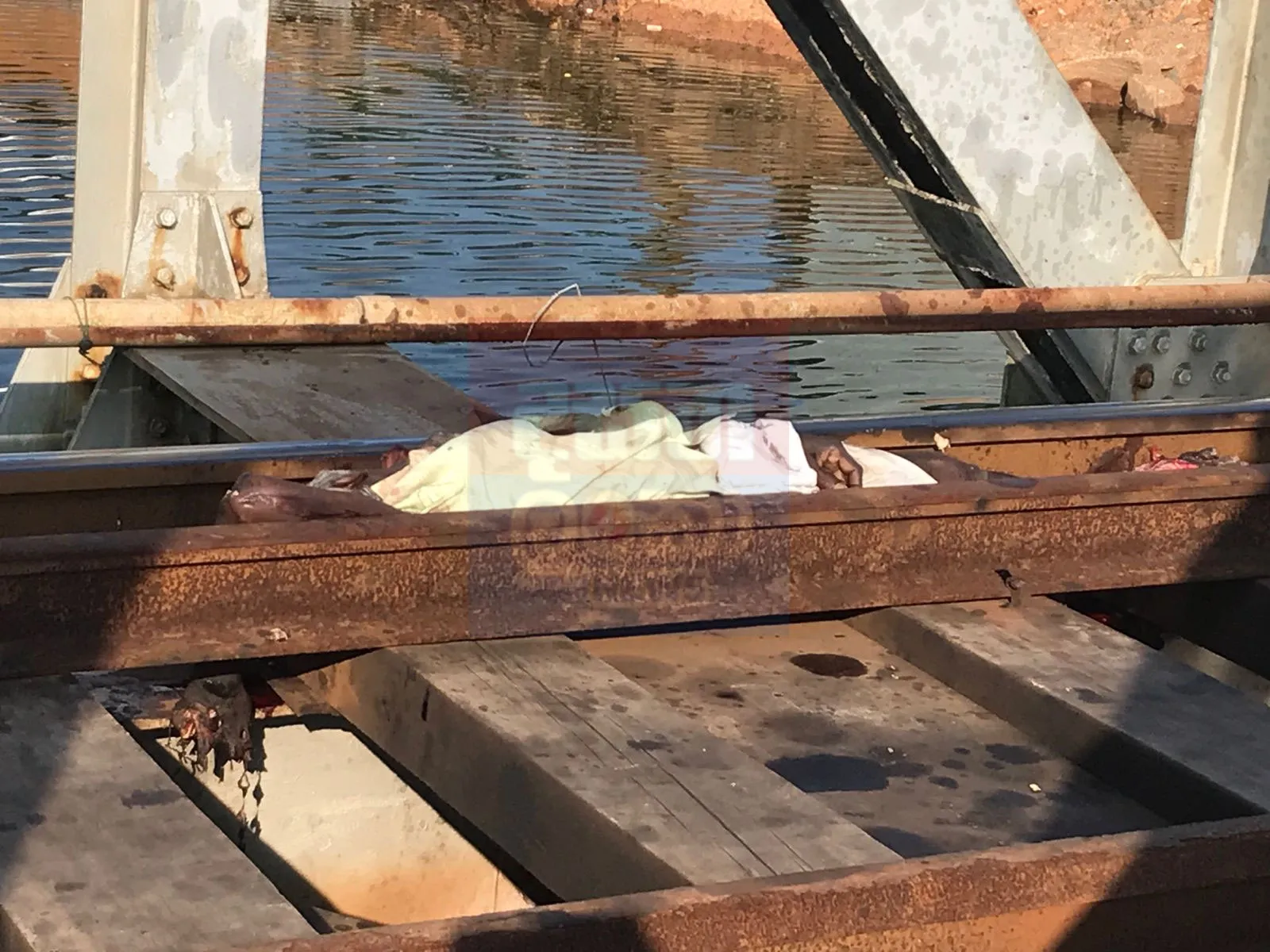 මග්ගොන දුම්රිය පාලම උඩ පුද්ගලයෙකුගේ මළ සිරුරක් (ඡායාරූප) 1 1 4