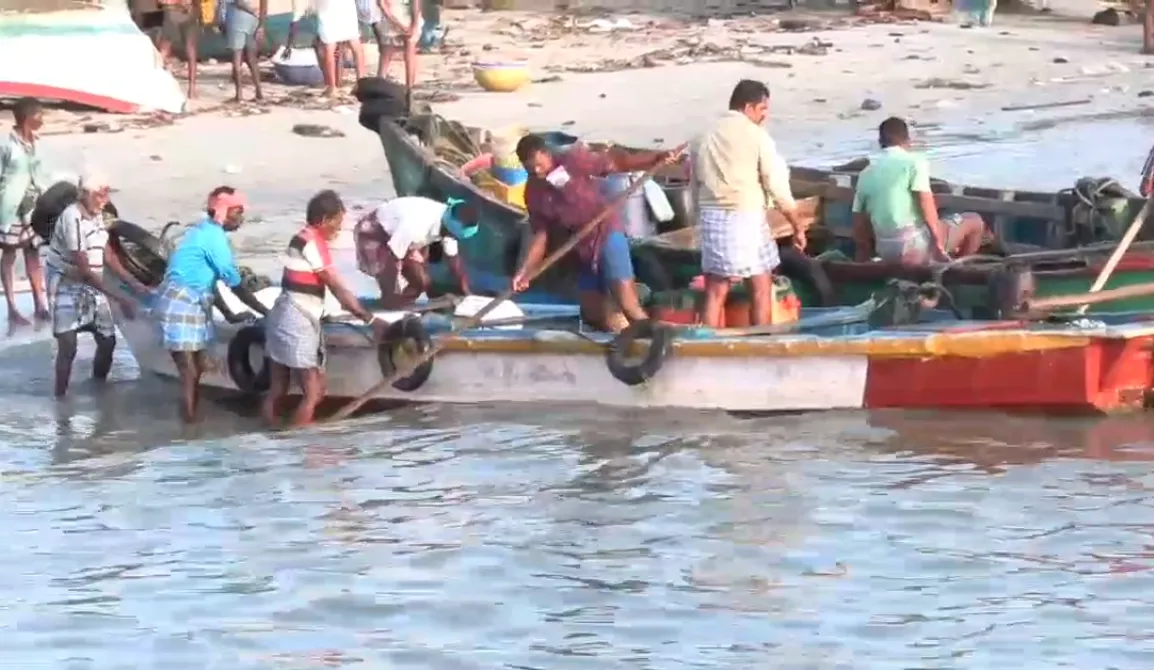 වර්ජනය අතහැර දින 10 කට පසුව රාමේෂ්වරන් ධීවරයින් මසුන් අල්ලන්න මුහුදු යයි 2 17089270404