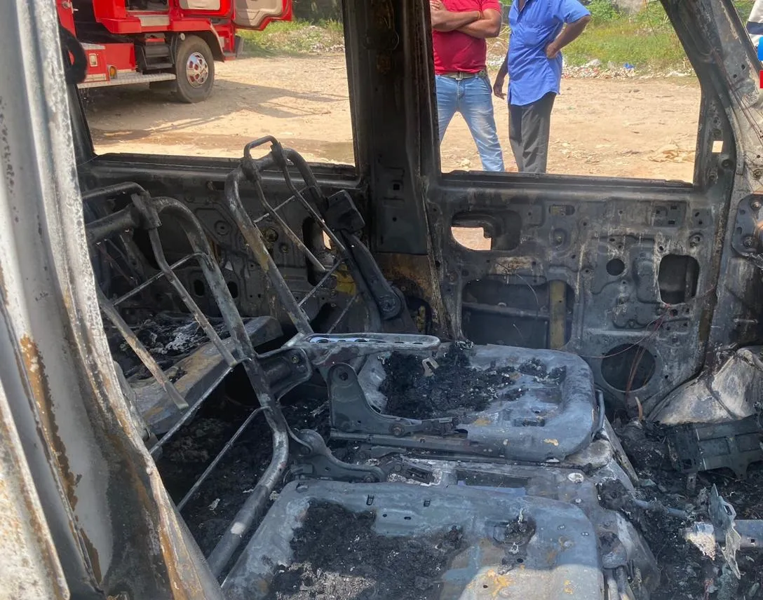 බැංකුව ඉදිරියේ නවතා තිබූ වෑන් රථයක් හිටිහැටියේ ගිනිගෙන විනාශ වෙයි 1 17089285420