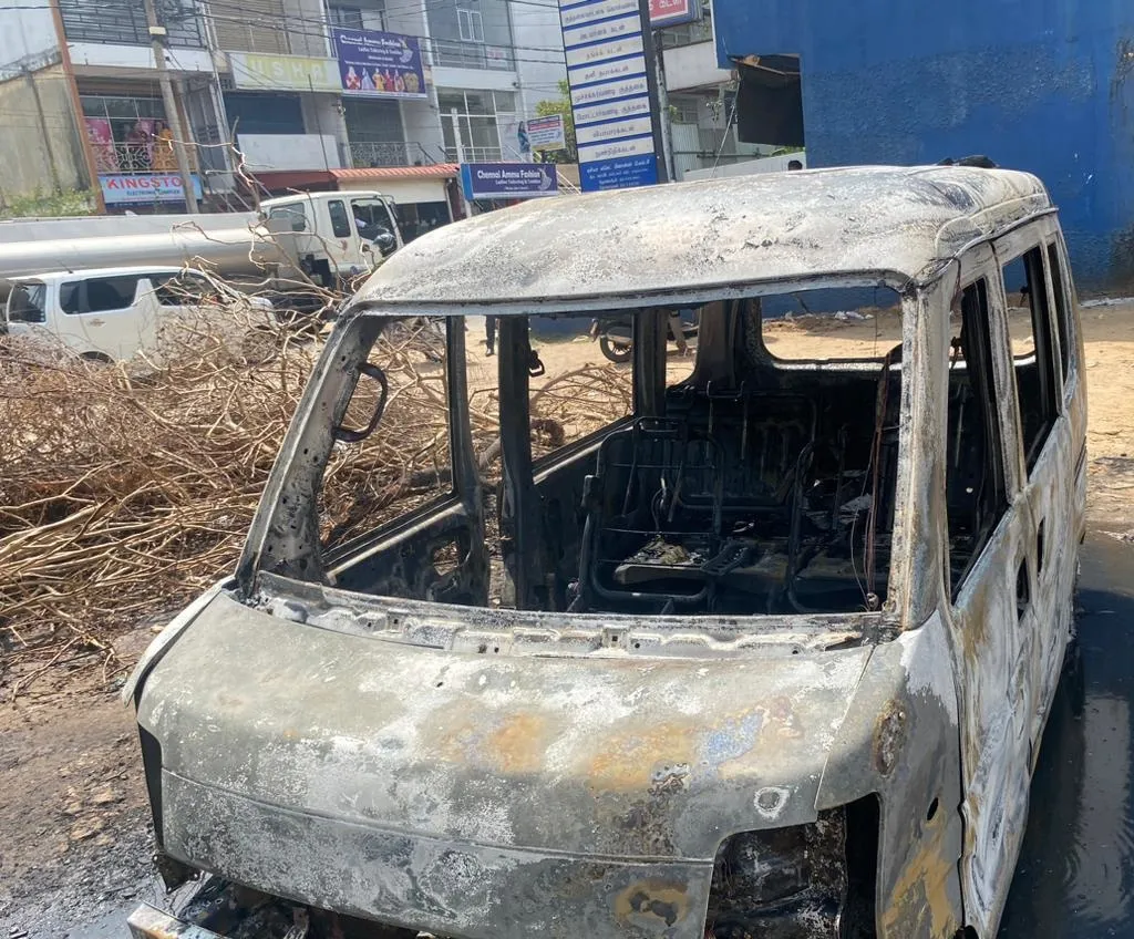 බැංකුව ඉදිරියේ නවතා තිබූ වෑන් රථයක් හිටිහැටියේ ගිනිගෙන විනාශ වෙයි 2 17089285421