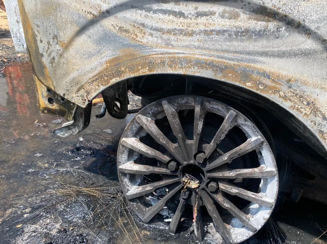 බැංකුව ඉදිරියේ නවතා තිබූ වෑන් රථයක් හිටිහැටියේ ගිනිගෙන විනාශ වෙයි 3 17089285422