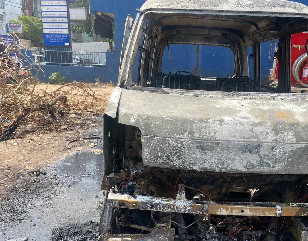 බැංකුව ඉදිරියේ නවතා තිබූ වෑන් රථයක් හිටිහැටියේ ගිනිගෙන විනාශ වෙයි 4 17089285425