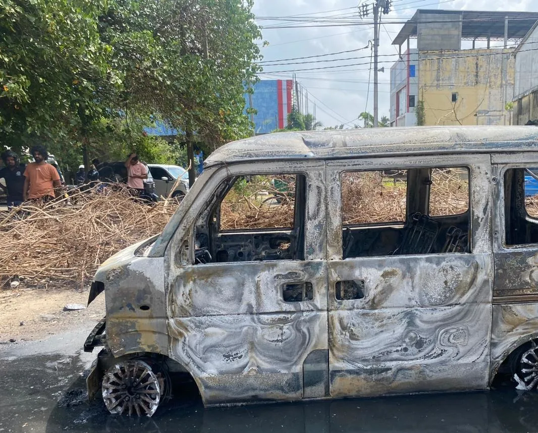 බැංකුව ඉදිරියේ නවතා තිබූ වෑන් රථයක් හිටිහැටියේ ගිනිගෙන විනාශ වෙයි 5 17089285429