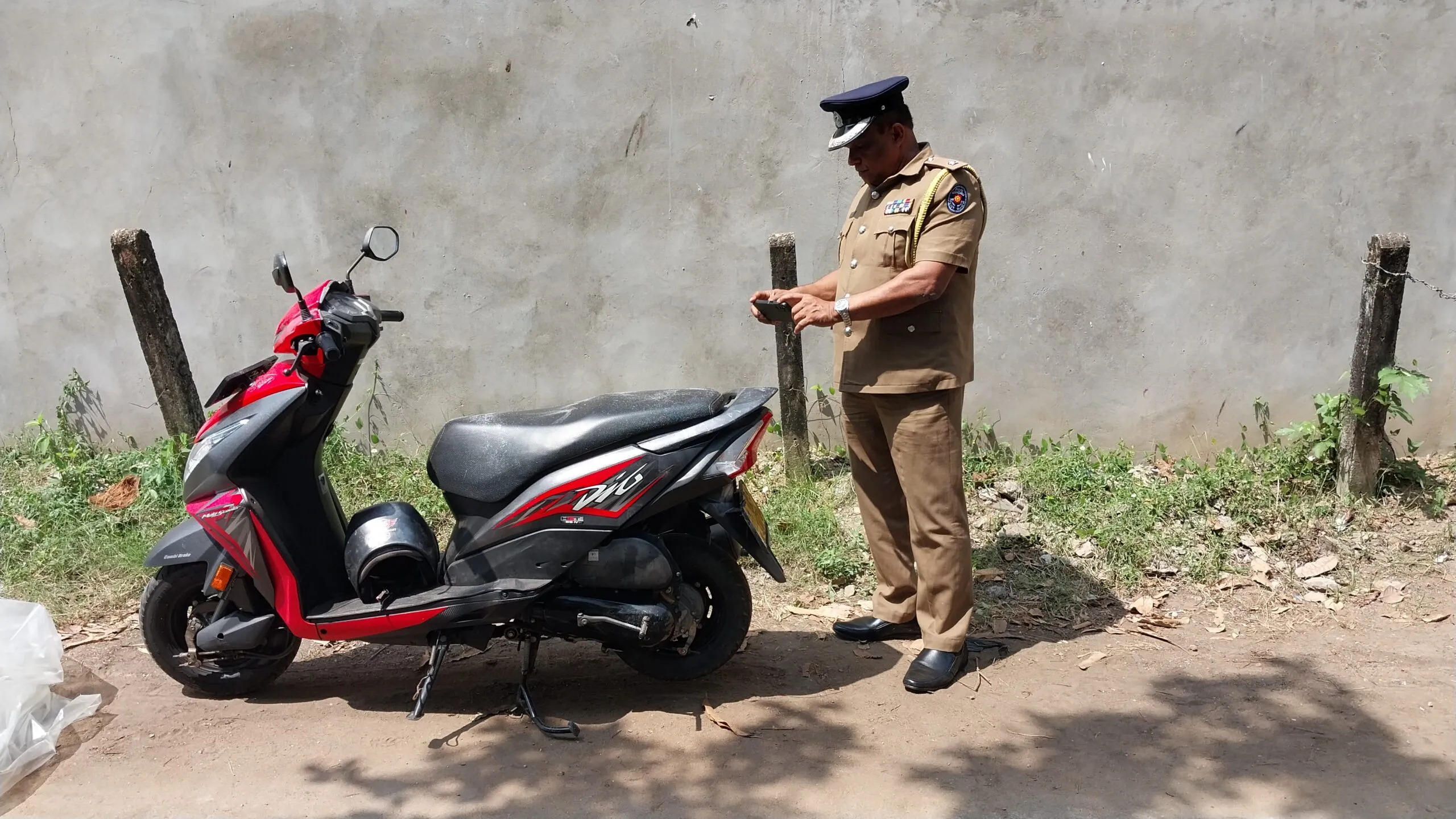 මීගමුවේ වෙඩි තැබීමට වෙඩික්කරුවන් ආ යතුරුපැදිය හමුවෙයි (ඡායාරූප) 2 20240211 111312 scaled