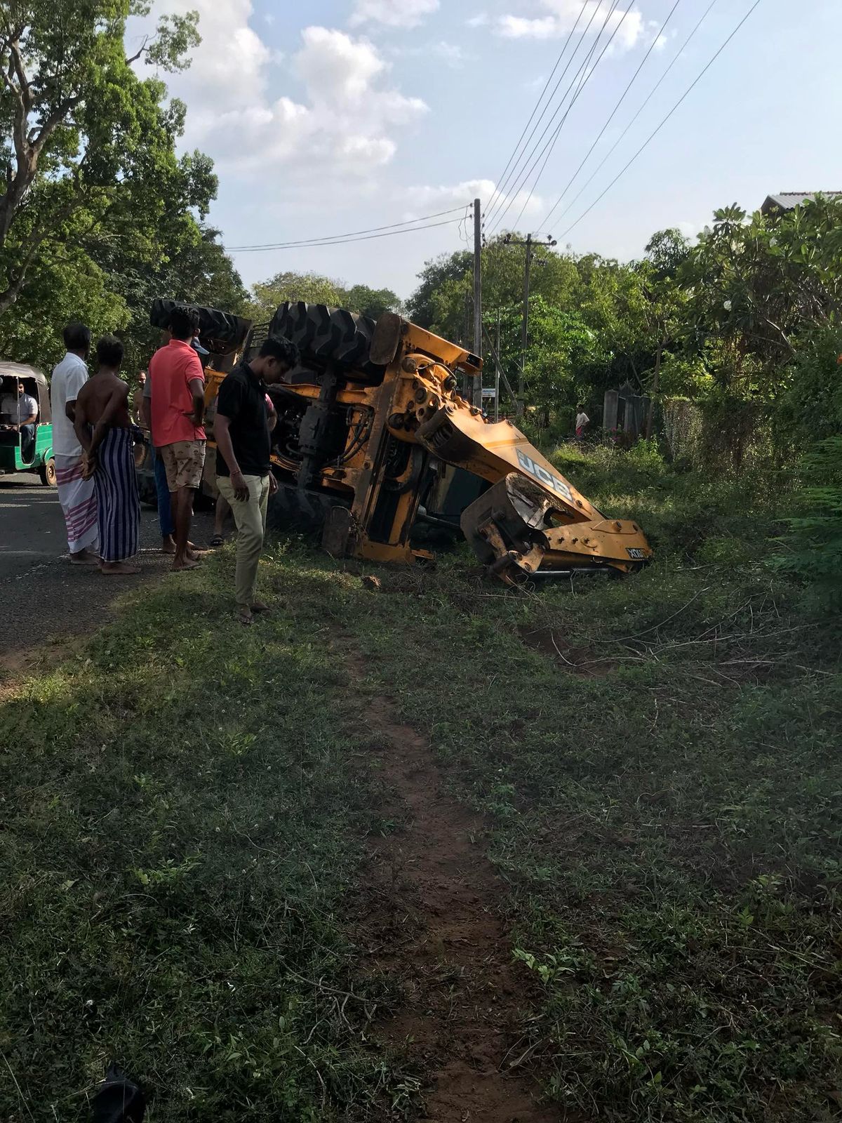 ආරවුලකට බැකෝ ලෝඩර් යන්ත්රයෙන් යතුරුපැදිකරු හප්පලා (ඡායාරූප) 8 WhatsApp Image 2024 02 27 at 19.32.20 1