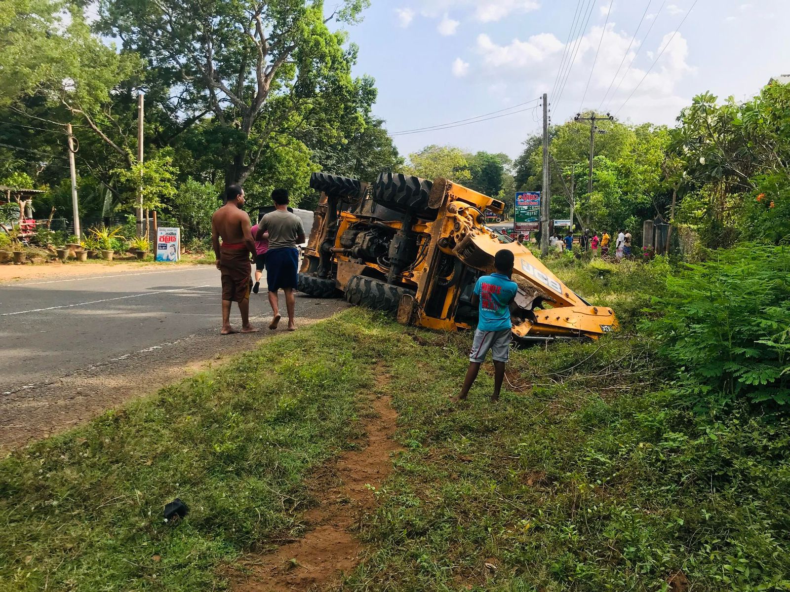 ආරවුලකට බැකෝ ලෝඩර් යන්ත්රයෙන් යතුරුපැදිකරු හප්පලා (ඡායාරූප) 9 WhatsApp Image 2024 02 27 at 19.32.20