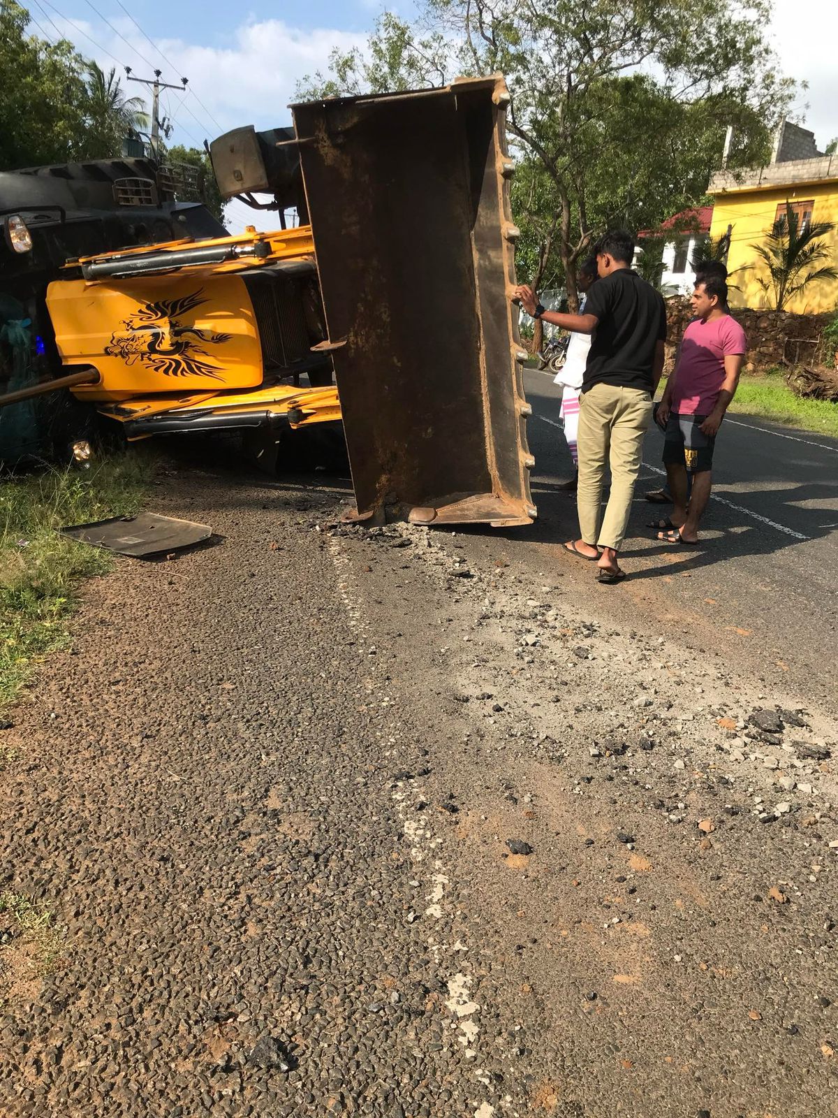 ආරවුලකට බැකෝ ලෝඩර් යන්ත්රයෙන් යතුරුපැදිකරු හප්පලා (ඡායාරූප) 6 WhatsApp Image 2024 02 27 at 19.32.21 1