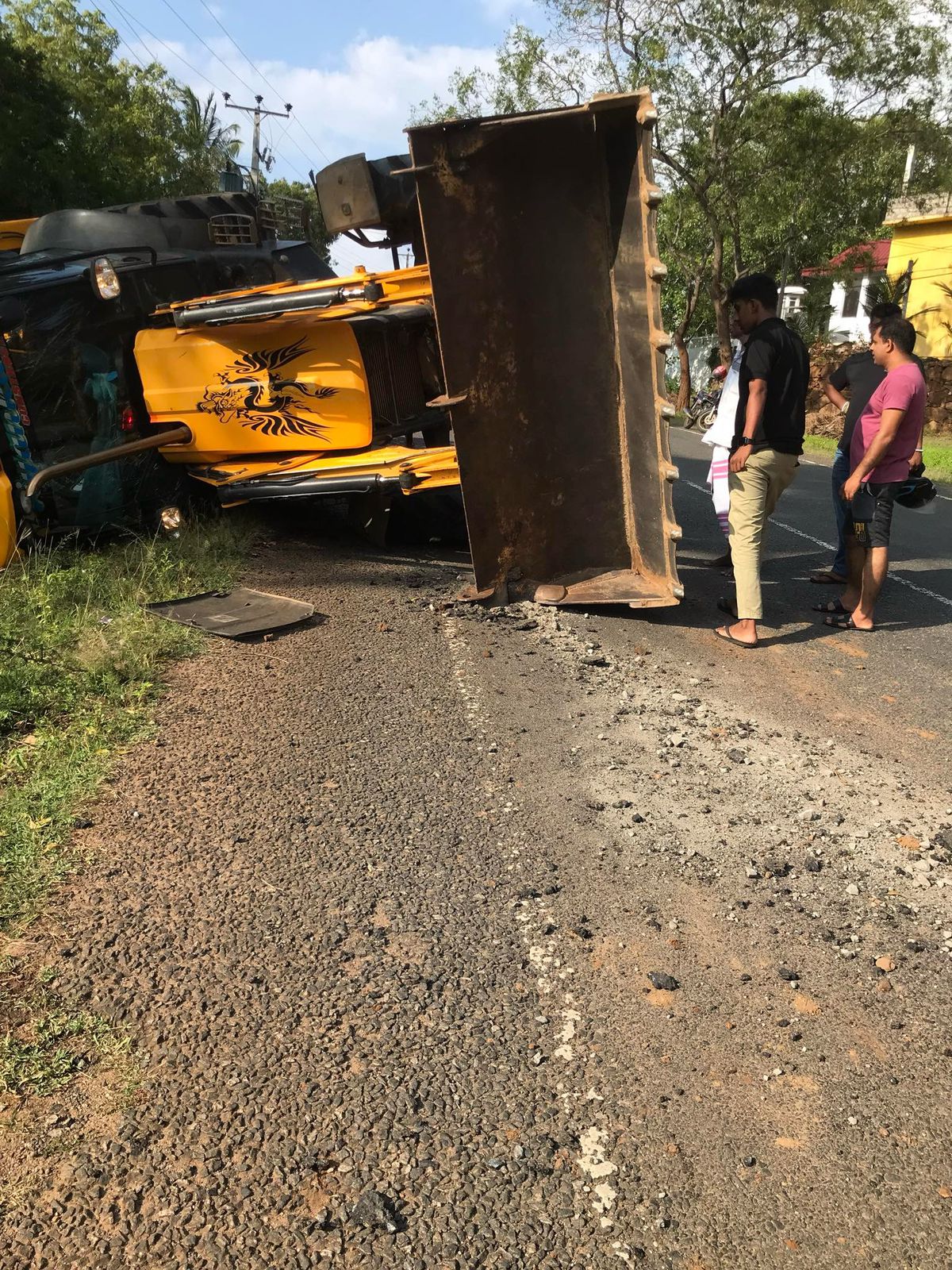 ආරවුලකට බැකෝ ලෝඩර් යන්ත්රයෙන් යතුරුපැදිකරු හප්පලා (ඡායාරූප) 3 WhatsApp Image 2024 02 27 at 19.32.22 1