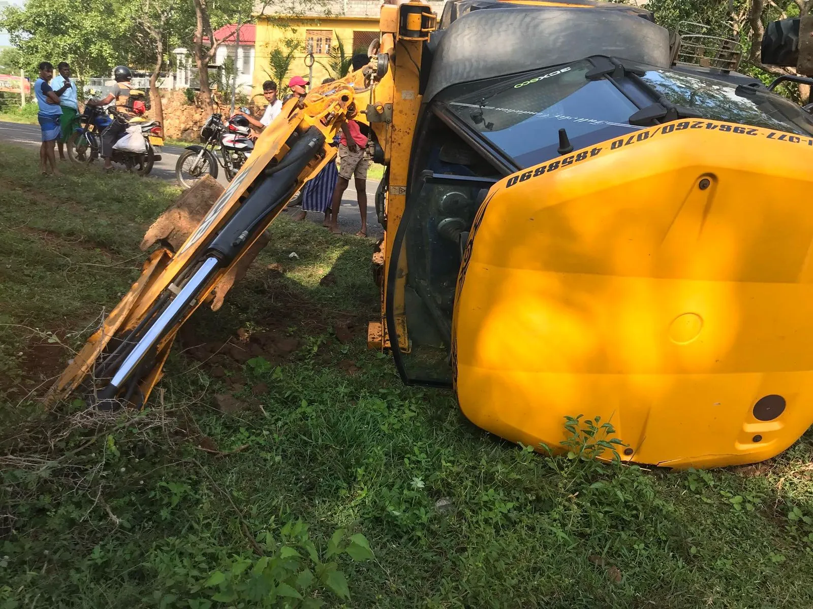 ආරවුලකට බැකෝ ලෝඩර් යන්ත්රයෙන් යතුරුපැදිකරු හප්පලා (ඡායාරූප) 5 WhatsApp Image 2024 02 27 at 19.32.22 2