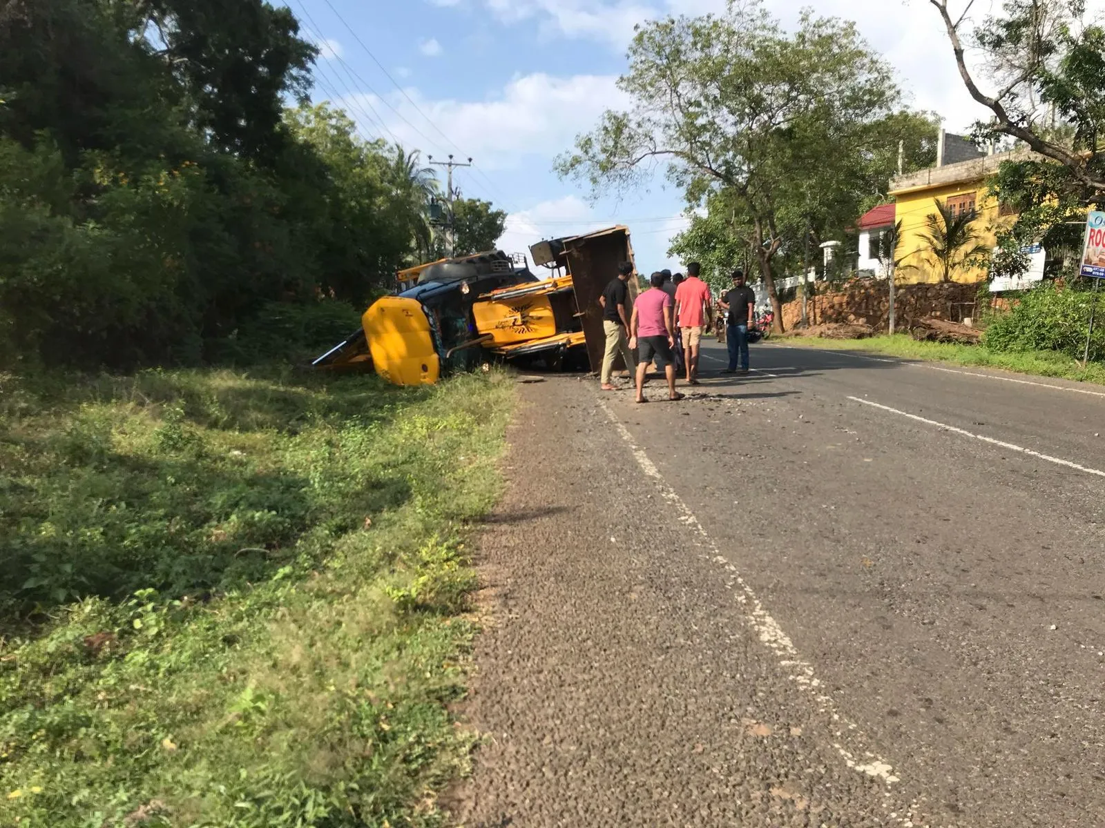 ආරවුලකට බැකෝ ලෝඩර් යන්ත්රයෙන් යතුරුපැදිකරු හප්පලා (ඡායාරූප) 2 WhatsApp Image 2024 02 27 at 19.32.23 1