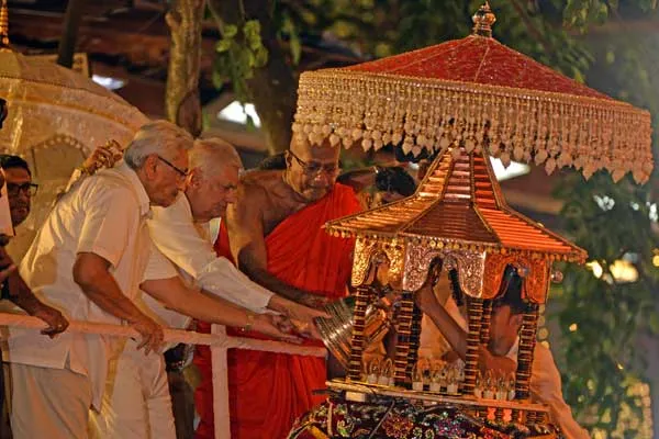 නවම් පෙරහැර මංගල්ය අභිමානවත්ව අරඹයි 1 image 1b5d92ed83