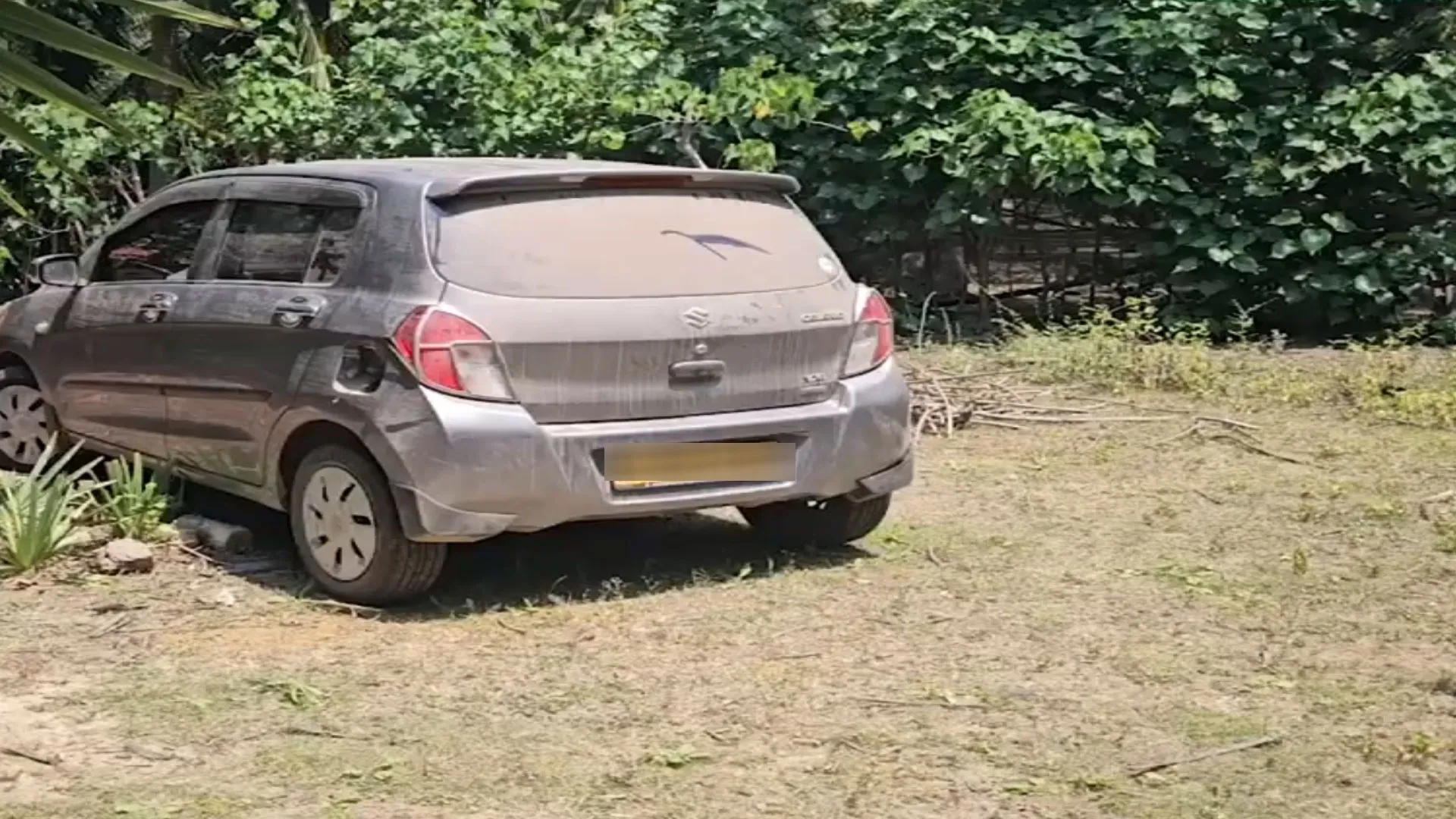 යාපනයේ තරුණයා පැහැරගත් මෝටර් රථය කෝවිලක් අසලින් හමුවෙයි (ඡායාරූප) 2 1 10