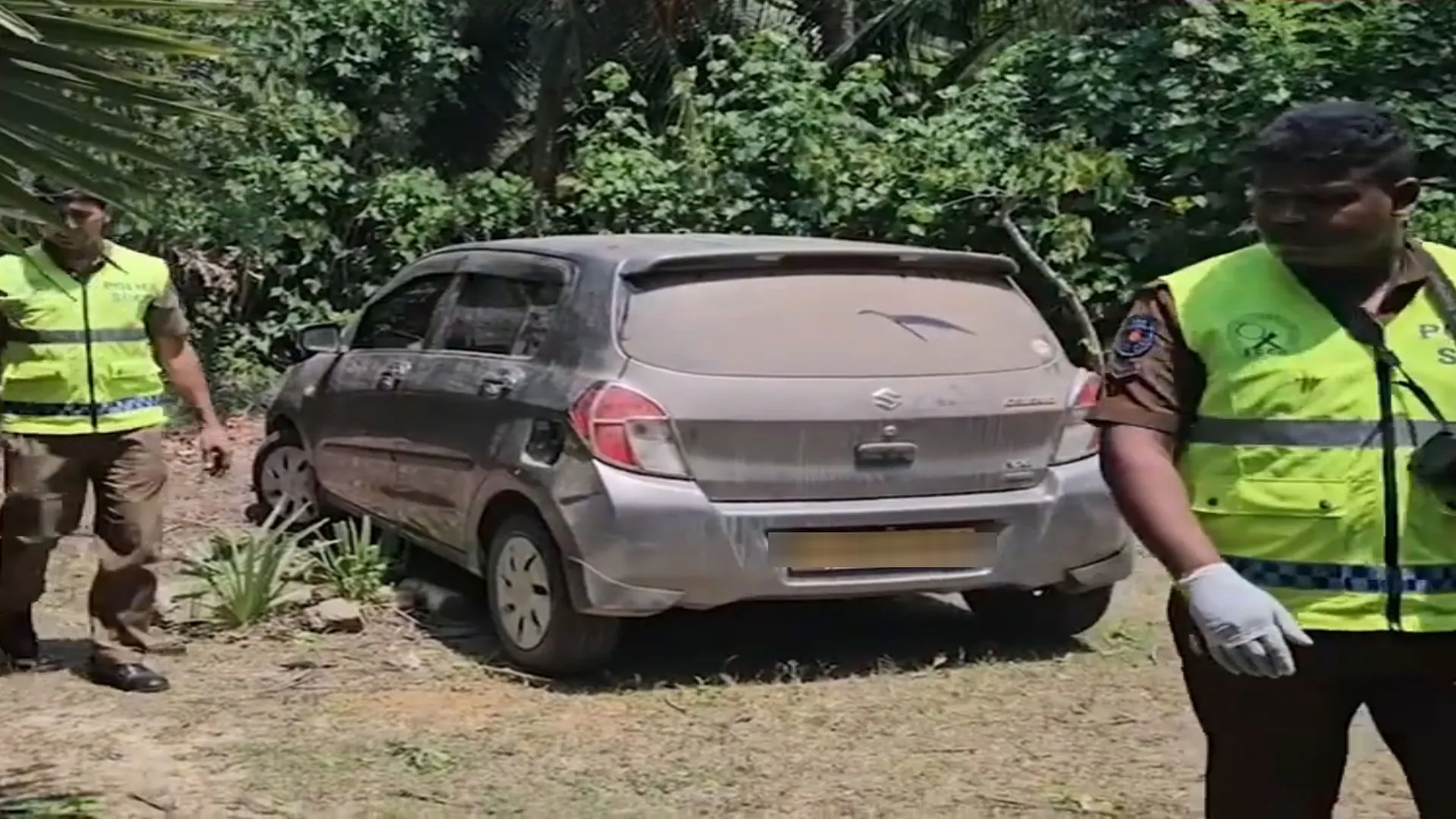 යාපනයේ තරුණයා පැහැරගත් මෝටර් රථය කෝවිලක් අසලින් හමුවෙයි (ඡායාරූප) 3 2 9