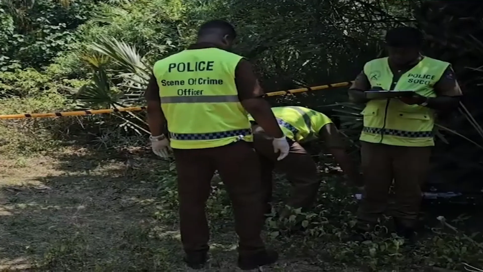 යාපනයේ තරුණයා පැහැරගත් මෝටර් රථය කෝවිලක් අසලින් හමුවෙයි (ඡායාරූප) 4 A 1 1