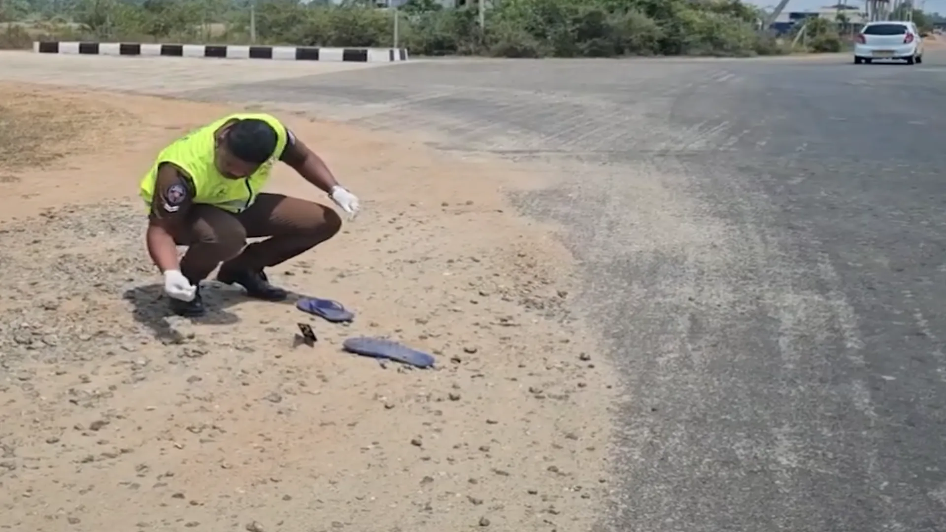 යාපනයේ තරුණයා පැහැරගත් මෝටර් රථය කෝවිලක් අසලින් හමුවෙයි (ඡායාරූප) 6 A 6