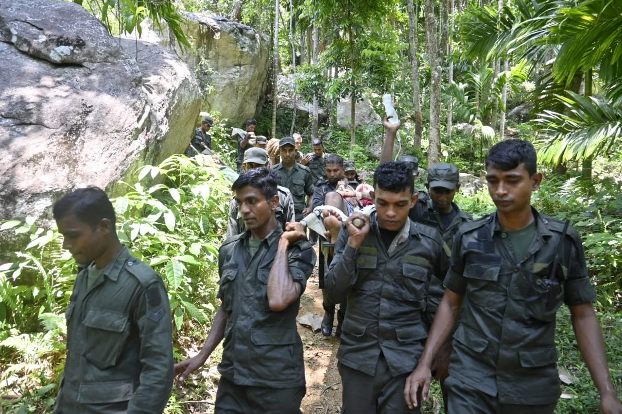 සරසවි සිසුවෙක් කෑගල්ල - අලගල්ල කන්දේ ප්රපාතයකට ඇද වැටෙයි (ඡායාරූප) 6 WhatsApp Image 2024 03 10 at 2.14.48 PM