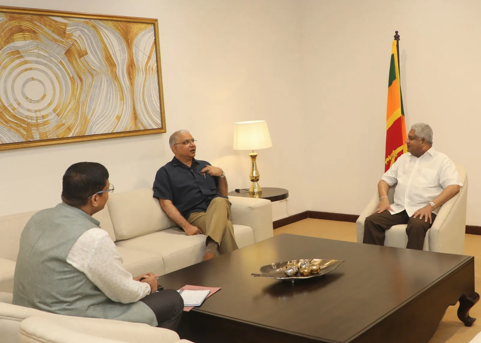 ඉන්දීය මහකොමසාරිස් සහ ඇමති ටිරාන් අලස් අතර විශේෂ හමුවක් (ඡායාරූප) 5 WhatsApp Image 2024 03 15 at 6.07.08 PM 1