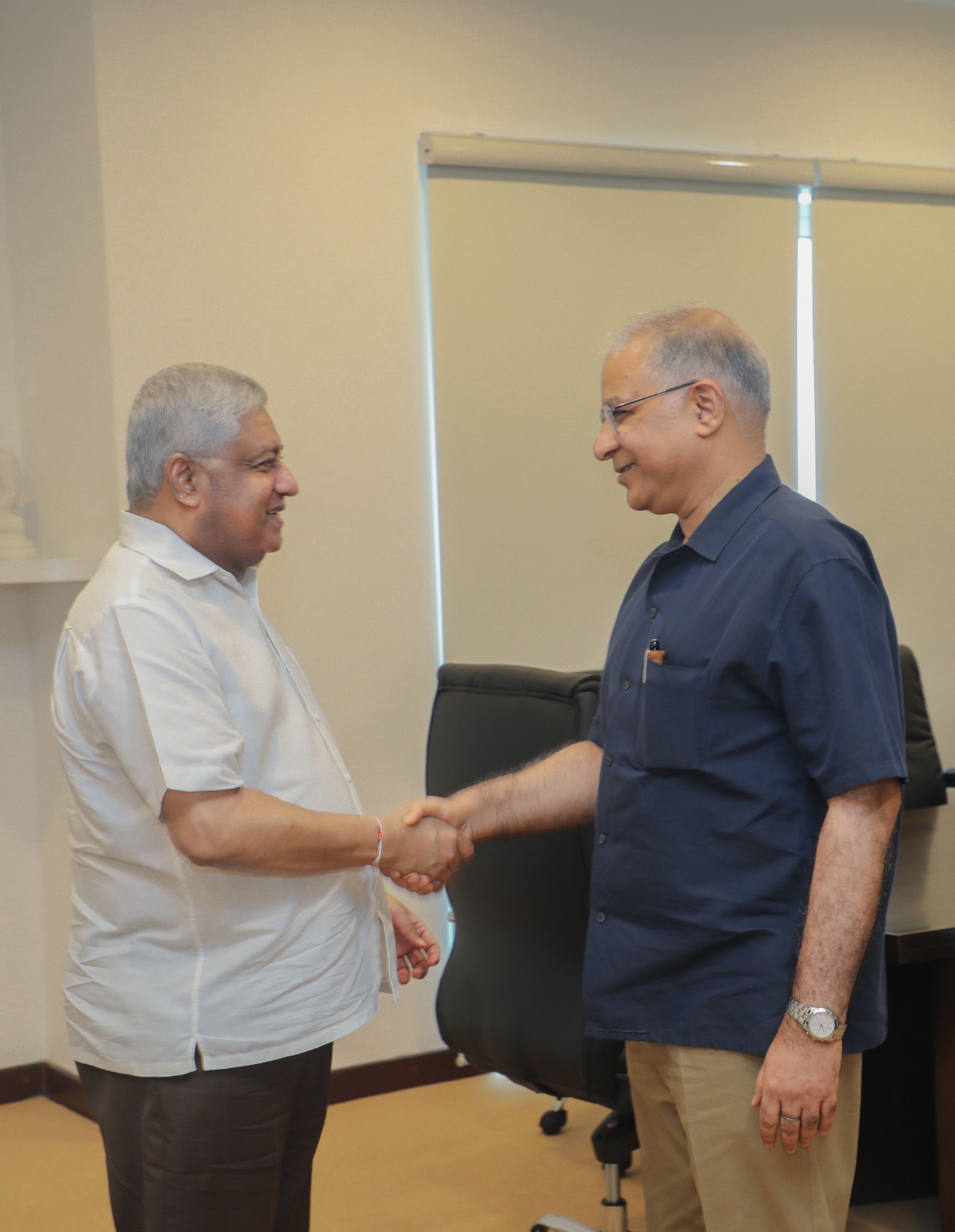 ඉන්දීය මහකොමසාරිස් සහ ඇමති ටිරාන් අලස් අතර විශේෂ හමුවක් (ඡායාරූප) 3 WhatsApp Image 2024 03 15 at 6.07.09 PM