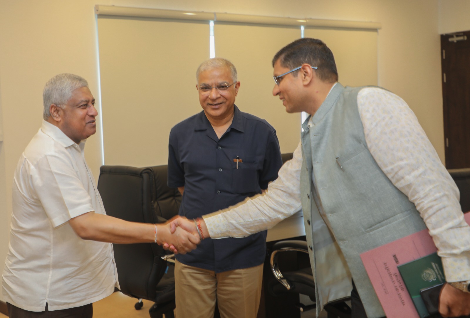 ඉන්දීය මහකොමසාරිස් සහ ඇමති ටිරාන් අලස් අතර විශේෂ හමුවක් (ඡායාරූප) 1 WhatsApp Image 2024 03 15 at 6.07.11 PM