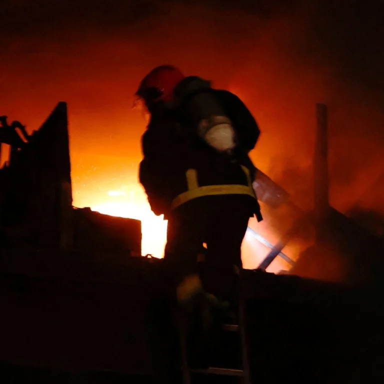 බංග්ලාදේශයේ ගොඩනැඟිල්ලක ගින්නක් - ජීවිත 43ක් අහිමිවෙයි (ඡායාරූප) 1 be352c0c 18f5 40d4 ba9f a043c3c5691d 887fff34