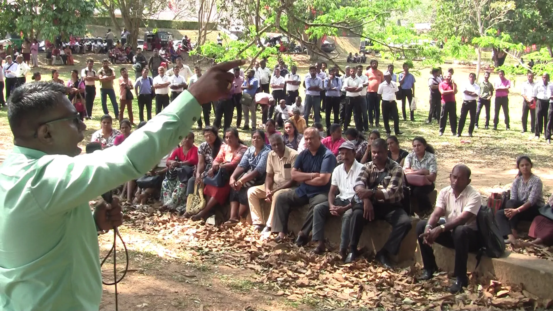 සියලුම විශ්ව විද්යාලවල අනධ්යන කාර්ය මණ්ඩල හදිසියේම සේවයෙන් ඉවත්වෙයි 2 vlcsnap 2024 03 12 15h48m49s129