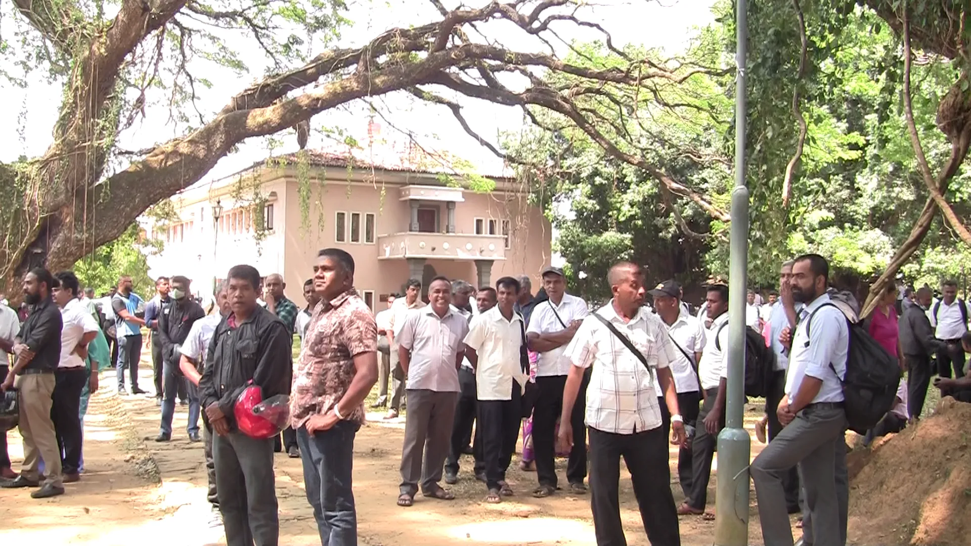 සියලුම විශ්ව විද්යාලවල අනධ්යන කාර්ය මණ්ඩල හදිසියේම සේවයෙන් ඉවත්වෙයි 1 vlcsnap 2024 03 12 15h49m00s042