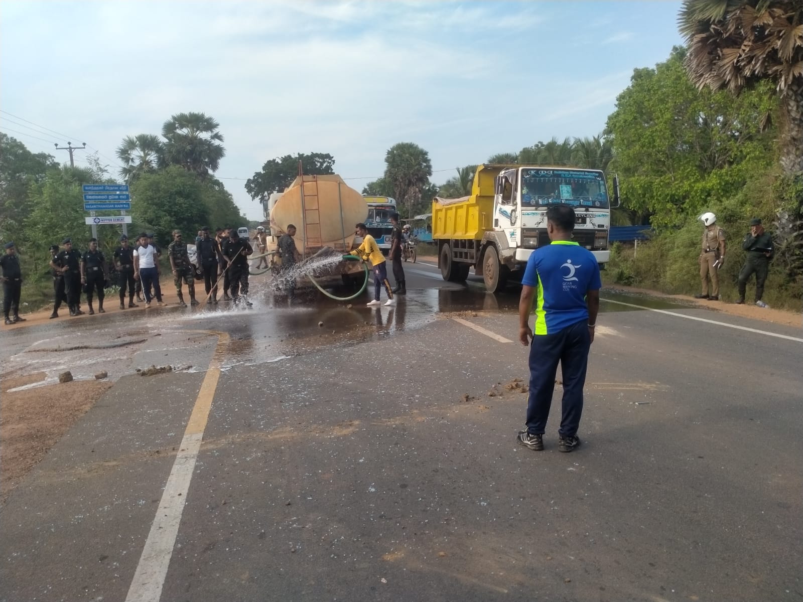 මාන්කුලමේ දී යුද හමුදා කැබ් රථයක් අනතුරට ලක් වී සෙබළෙක් ජීවිතක්ෂයට (ඡායාරූප) 4 Accident 1