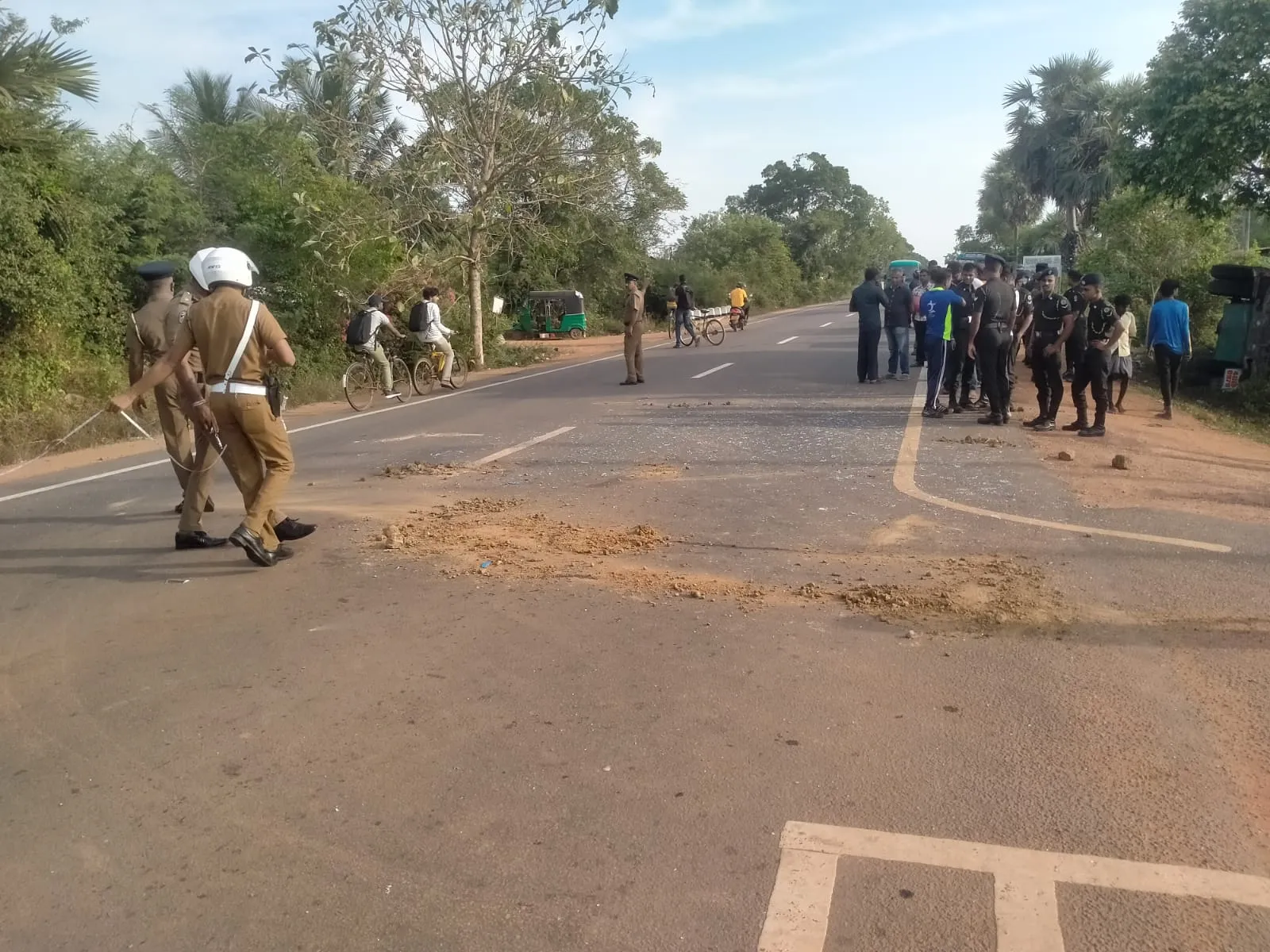 මාන්කුලමේ දී යුද හමුදා කැබ් රථයක් අනතුරට ලක් වී සෙබළෙක් ජීවිතක්ෂයට (ඡායාරූප) 1 Accident 3