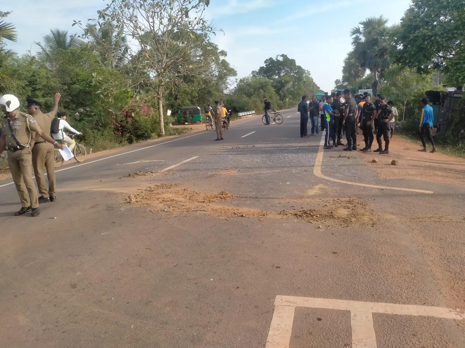 මාන්කුලමේ දී යුද හමුදා කැබ් රථයක් අනතුරට ලක් වී සෙබළෙක් ජීවිතක්ෂයට (ඡායාරූප) 5 Accident 4